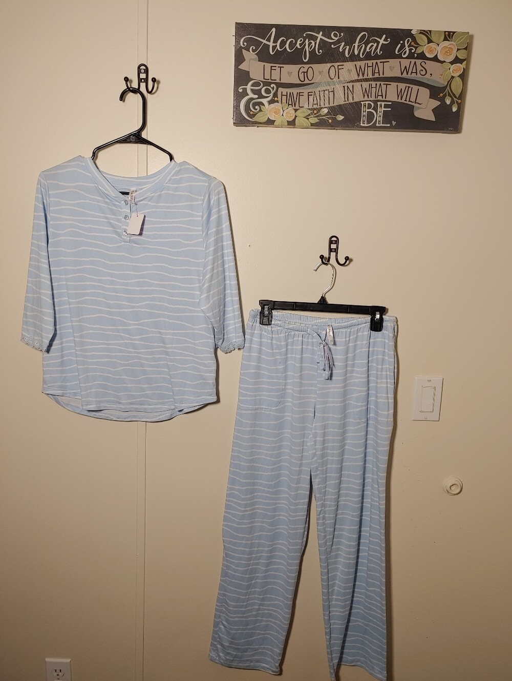 NWOT Flora Nikrooz Small 4-6 Feminine Blue/White Striped Pajama Set